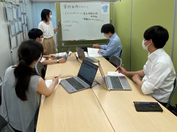 研修の様子です。先輩や同期と一緒に学んでいきます！