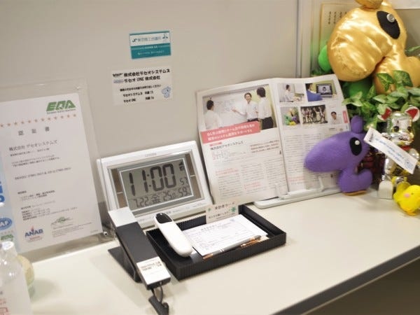 オフィスの受付です。置いてあるぬいぐるみは弊社マスコットキャラクターのデセオ君です！