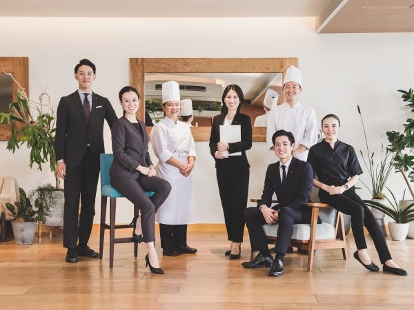 新郎新婦さまの最もそばで寄り添うプランナーは、いわばスタッフの中心的存在。最高の一日を、スタッフ皆でつくり上げていきます。