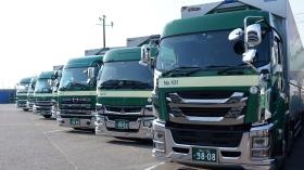 大型トラックが並ぶ車庫