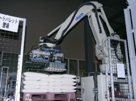 包装されたお米は機械がパレットに積んでいきます