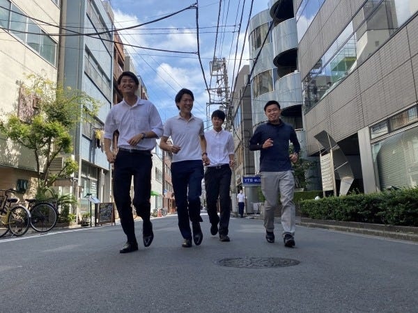 将来に向かって走るメンバー