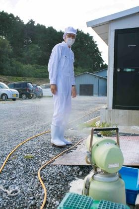 鶏舎にはいる時は更に衣類・長靴を消毒して入ります。