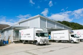 トラックで生産者の元へ運ばれます。