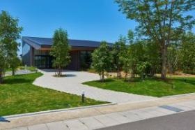 緑豊かな本社外観