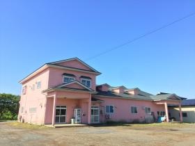 ピンクの外観、来社の際に目印にしてください。