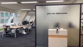 受付と広々オフィス。全面窓からの眺めで箕面の山も見られます