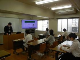 本社での入社前衛生研修の様子