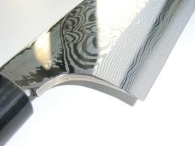 この包丁は当社のクラッドメタルで作られました！