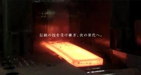 熱間圧延の様子です。上下のロールではさみ薄く延ばします