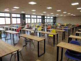 食堂の様子です。後方の小上りでは横になって休憩が可能です。