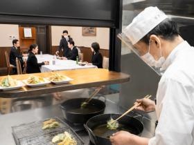 オープンキッチンで出来立てのお料理を提供します