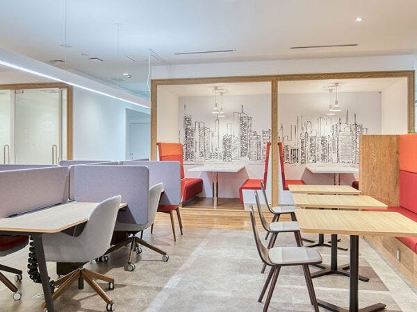 開放感のあるオフィスで、コミュニケーションも取りやすい環境で会社に行くのが楽しみになるような環境です！