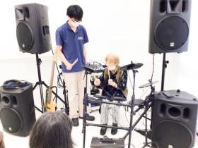 デイサービスの活動の様子３楽器サークル