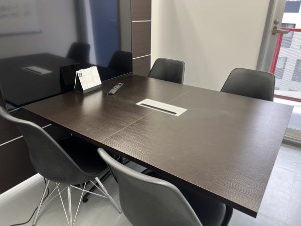社内会議や商談を行うミーティングスペースです。大型モニターでWEB商談も可能です。