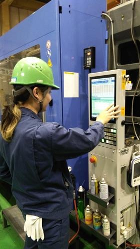 成形 大型工場 機械操作