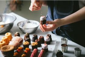 スイーツ部門ではここでしか味わえない感動を紡ぎだすお仕事です