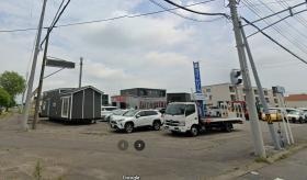 ３６号線沿い交差点角です。トレーラーハウスが目印