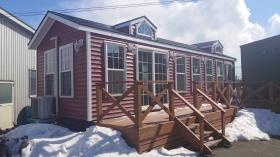 事務所もトレーラーハウス。夏は涼しく冬は暖かい