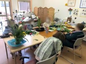 利用者様が指導者となり行う生け花
