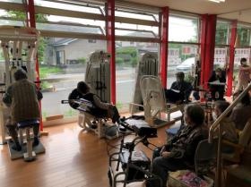 パワーリハのマシンを使用したリハビリ活動