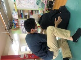 リハビリ活動を行う前のマッサージ