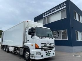 社屋とトラック