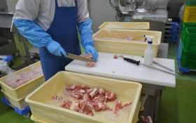 肉のカット作業