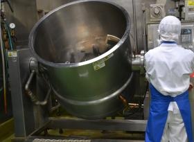 めんつゆ、タレの製造をこんなに大きなカマで作ってます！！