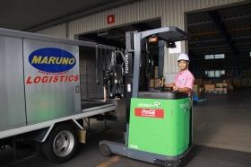 リフトでの積み下ろし作業