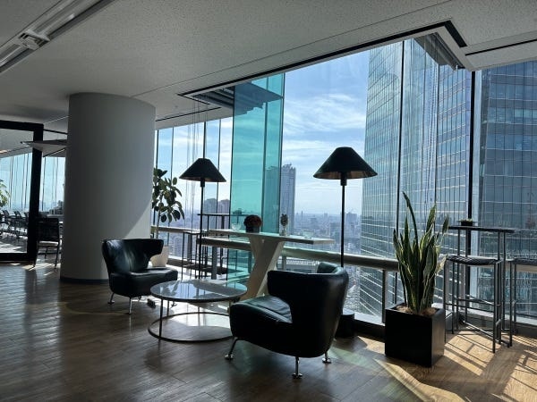 泉ガーデンタワーにオフィスを構える当社。メンバーが快適に働けるよう工夫を凝らしたオフィス空間と、働きやすさを追求した社内制度が特徴です。