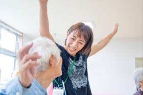 笑顔で体を動かす元気づくりのフィットネス