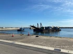 渡船事業・・・工事車両等を島まで運んでいます。