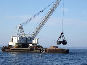 浅場・干潟造成工事・・・第八徳栄にて砂を投入しています。