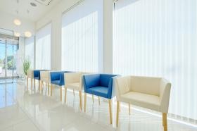 白を基調としており、全面ガラスで明るく開放的な待合室です