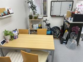 休憩スペースです。ここでお昼ご飯等を食べたりしてます。