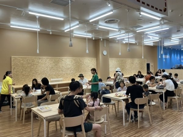 親子で協力してものづくりに挑戦していただく工作教室を開催しています。