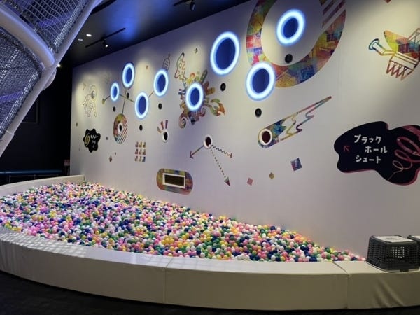 宇宙アスレチックでは、体を思い切り使って遊ぶことができます。安全に使っていただくため、誘導・監視をお願いします。