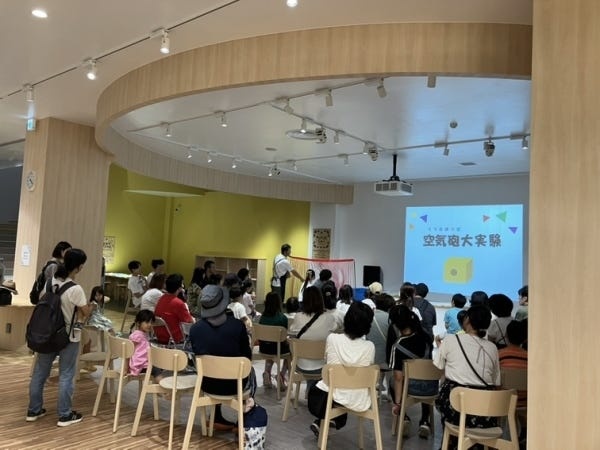 サイエンスショーでは、目の前で起こる現象に歓声が上がります。