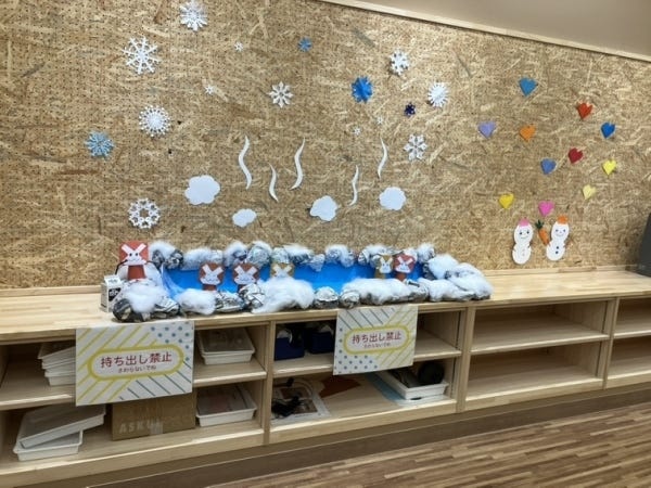 季節を感じる装飾が館内を彩ります。