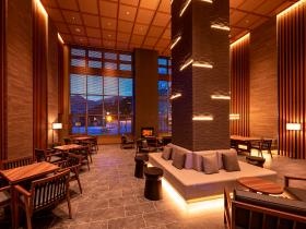 １階ロビー／どこか木のぬくもりを感じる、モダンな空間です