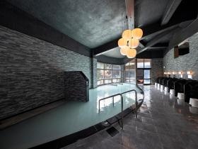 男性大浴場／白濁の天然温泉を源泉かけ流し