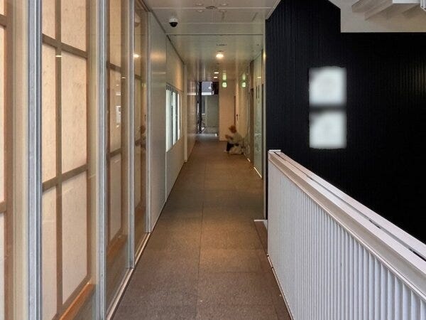 弊社が入る建物のEntranceです