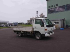 駐車場と自社工場です。