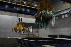 ごみ処理施設はクレーン操作も行います。