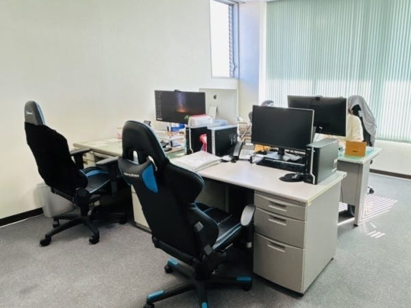 こちらが事務です。ここで一緒にお仕事していただきます！