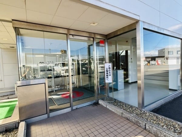 本社の玄関です。