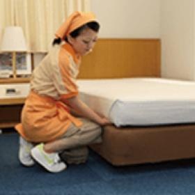 ベッドメイクの様子です。