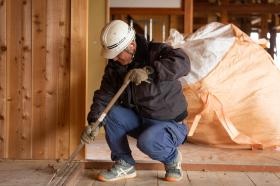 解体工事中の様子です。道具を使って一軒家の解体を行います。