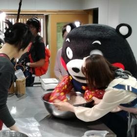 くまモンも作った手作り味噌教室、平日毎日実施中。